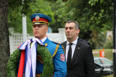 14. jun 2023. Predsednik Narodne skupštine položio venac na Spomenik herojima sa Košara